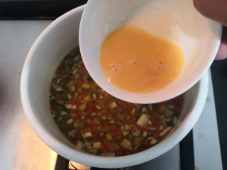 黄瓜皮蛋汤,煮开后，倒入鸡蛋液