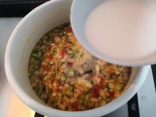 黄瓜皮蛋汤,把淀粉水，再次搅拌均匀后，倒入锅中