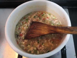 黄瓜皮蛋汤,以划圈搅拌的方法，勾芡，使汤汁浓稠