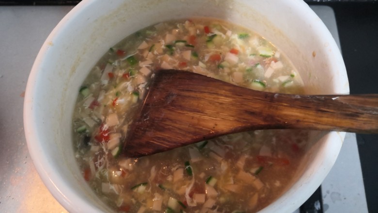 黄瓜皮蛋汤,以划圈搅拌的方法，勾芡，使汤汁浓稠