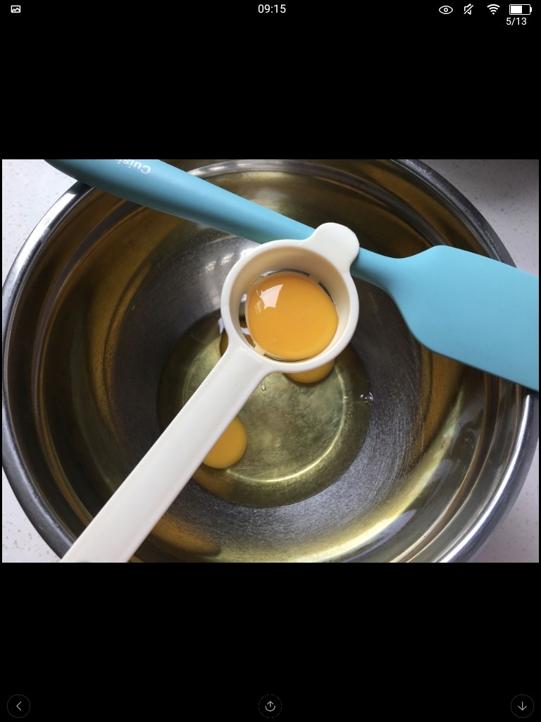 糯米蛋糕,把4个<a style='color:red;display:inline-block;' href='/shicai/ 9'>鸡蛋</a>打开再把蛋清蛋黄分开，为了让蛋清打发好， 可以把蛋清冷藏一下。等蛋黄糊搅拌好在打发。