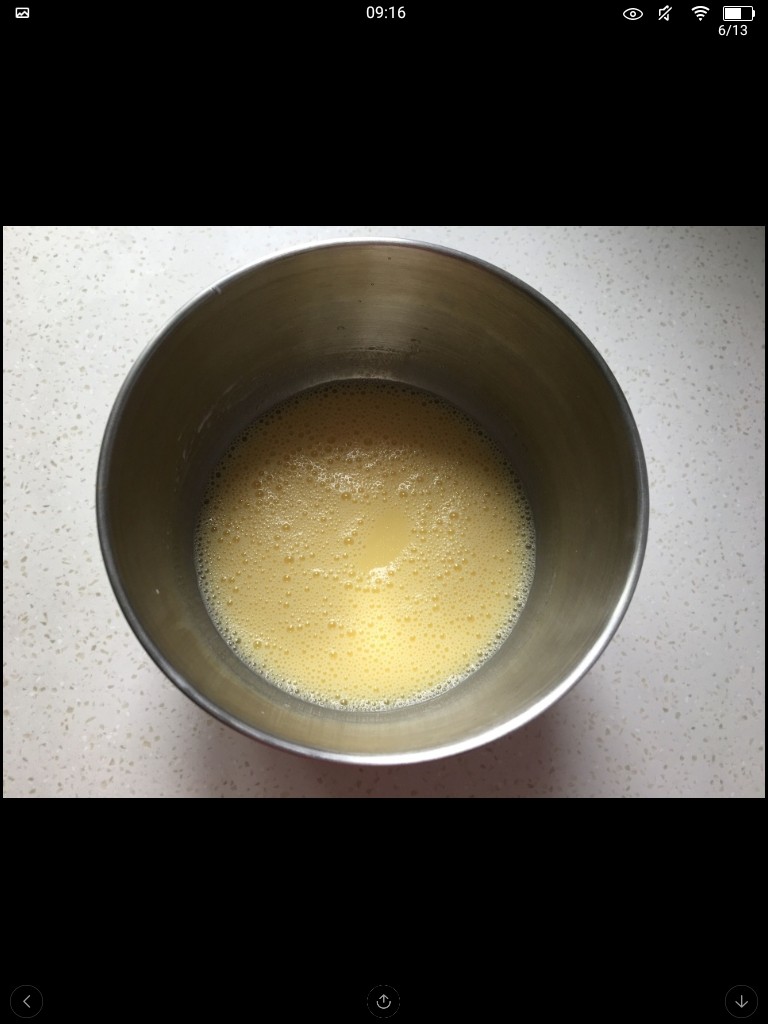 糯米蛋糕,把乳化好的牛奶加入4个蛋黄在搅拌均匀。