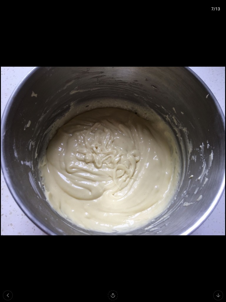 糯米蛋糕,在盆中筛入150克糯米搅拌均匀。