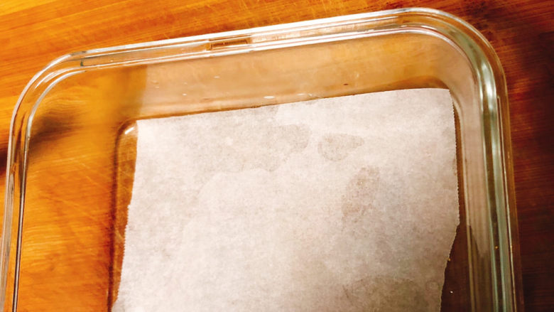 宝宝红米猪肉蒸糕,容器内放入硅油纸