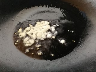 青椒炒皮蛋,油微热放入蒜末，小火炒香。