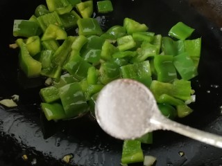 青椒炒皮蛋,放一小勺盐，让青椒先入个味儿。