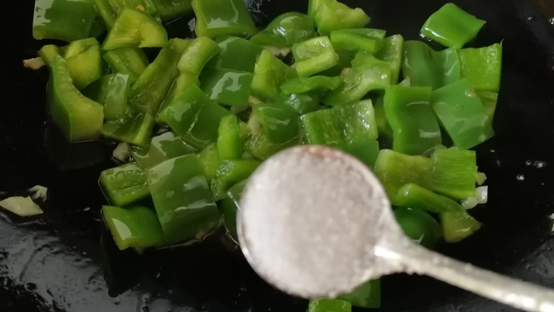 青椒炒皮蛋,放一小勺盐，让青椒先入个味儿。