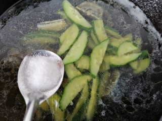 黄瓜皮蛋汤,水沸腾后将黄瓜放入一起煮然后加一勺盐调味