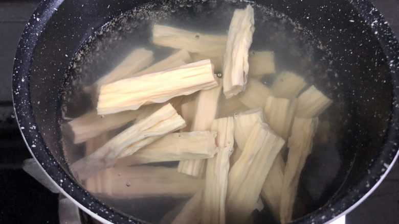 凉拌腐竹黄瓜➕花动一山春色,水重新烧开，下腐竹，煮约一两分钟