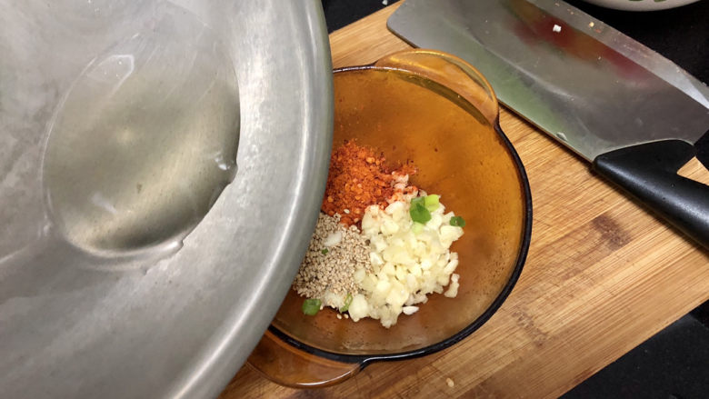 凉拌腐竹黄瓜➕花动一山春色,辣椒粉上分次淋上八成热的热油，搅拌均匀
