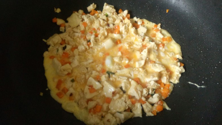 豆腐炒鸡蛋,淋入打散的鸡蛋液