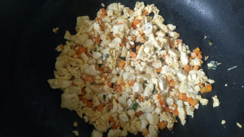 豆腐炒鸡蛋,翻炒至蛋液凝固