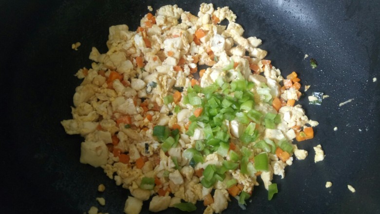 豆腐炒鸡蛋,加入青椒粒翻炒均匀，就可以出锅啦