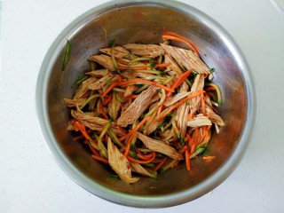 凉拌腐竹黄瓜,用筷子搅拌均匀