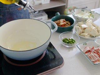 辣白菜豆腐汤,起锅热油