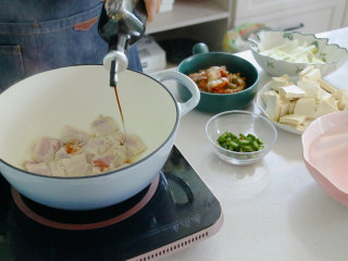 辣白菜豆腐汤,放入生抽上色调味
