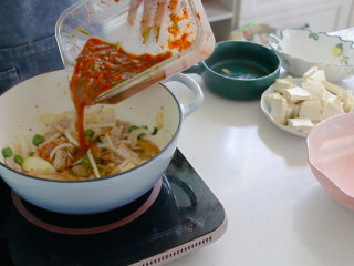 辣白菜豆腐汤,炒至断生后放入辣白菜酱料