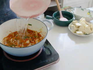 辣白菜豆腐汤,倒入适量清水