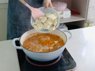 辣白菜豆腐汤,水开后放入豆腐