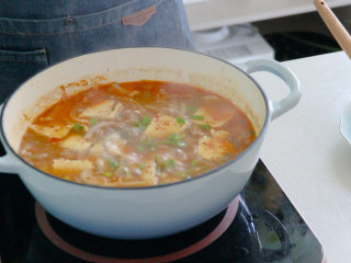 辣白菜豆腐汤,最后再炖煮一会儿，就可以出锅了。香辣入味，真的是太好吃了~~