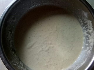 彩蔬杂粮卷,将面粉、全麦粉、莜麦粉放入盆中，打入鸡蛋，分次加水调成面糊。