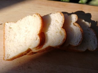 芒果酸奶吐司,准备4片面包。