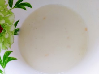 芒果酸奶吐司,碗中倒入半袋酸奶。