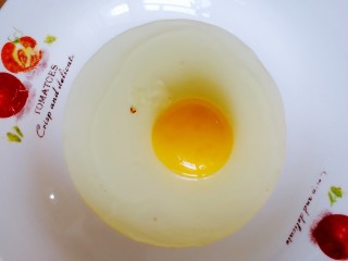 芒果酸奶吐司,盘子里打一个鸡蛋，打散。