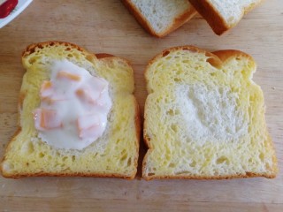 芒果酸奶吐司,切片四周刷上蛋液，两片切片相对着贴在一起，轻轻按压四周。