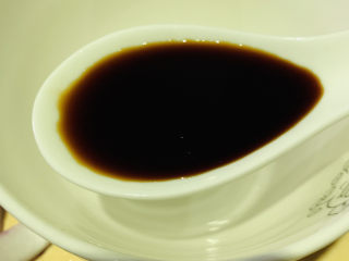 铁板日本豆腐,拿一个碗调料汁，加1勺酱油；