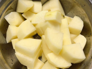 三黄鸡炖土豆,将土豆切成块待用。