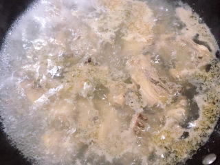 三黄鸡炖土豆,锅中烧开水，焯一下鸡肉块。