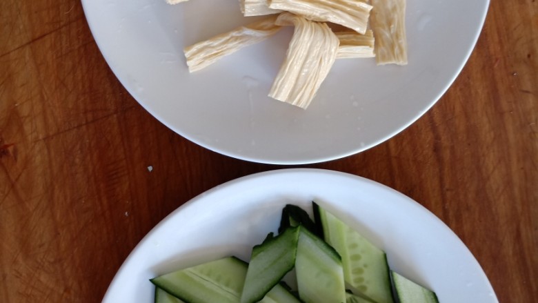 凉拌腐竹黄瓜,这道菜做起来非常的简单，主材料只用到那腐竹和黄瓜。