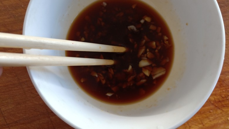 凉拌腐竹黄瓜,然后用筷子搅料汁搅均