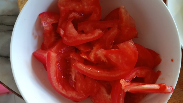 番茄炒丝瓜,西红柿洗干净之后同样切成小块儿。