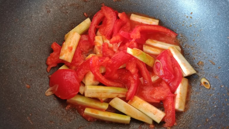 番茄炒丝瓜,将丝瓜和西红柿翻炒均匀。丝瓜也可以先炒后再放西红柿，这个没有太大的要求，根据自己的做菜习惯来调整就行。