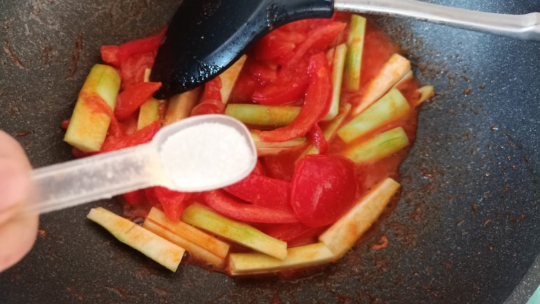 番茄炒丝瓜,加入少许的盐。