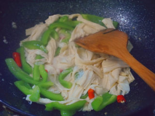 青椒炒腐竹,加1勺食盐