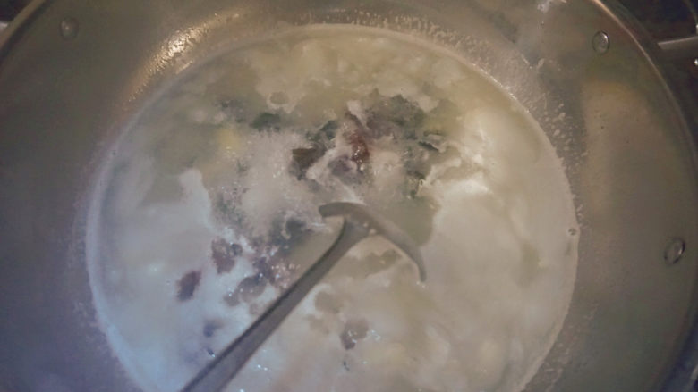 黄瓜皮蛋汤,煮开后可将汤表面的白沫去掉