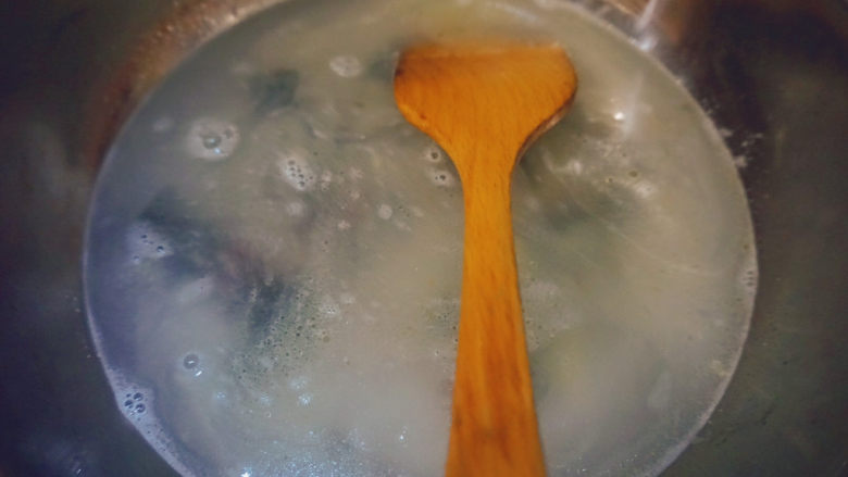 黄瓜皮蛋汤,倒入清水后煮