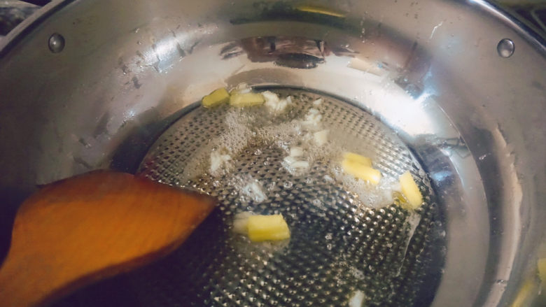 黄瓜皮蛋汤,倒入蒜泥姜段爆香