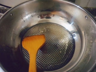 黄瓜皮蛋汤,锅内倒入花生油
