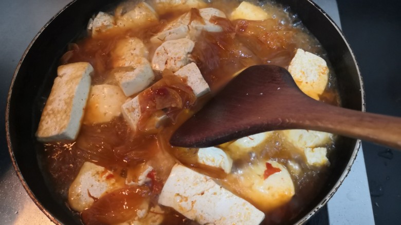 辣白菜豆腐汤,用铲子，推拌均匀