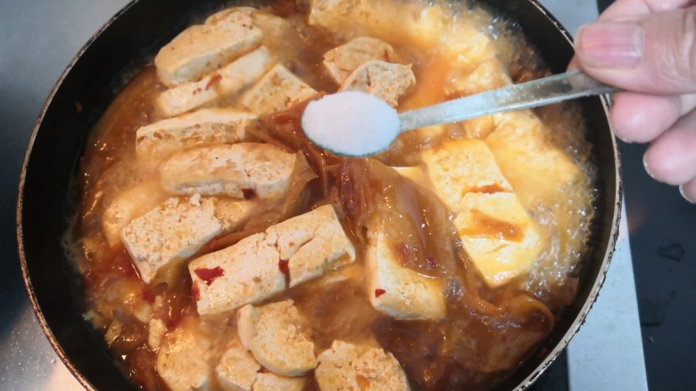 辣白菜豆腐汤,加入盐