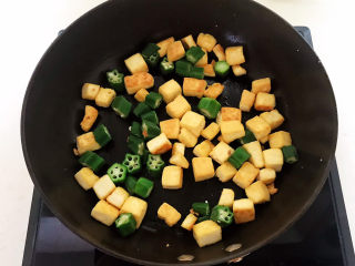 豆腐炒鸡蛋,加入秋葵，翻炒均匀