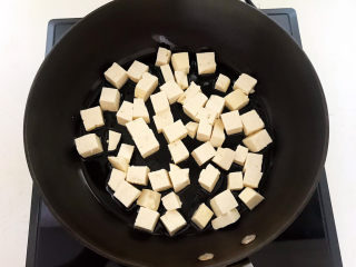 豆腐炒鸡蛋,油烧热后加入豆腐