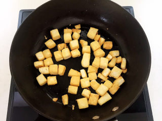 豆腐炒鸡蛋,把豆腐煎至焦黄