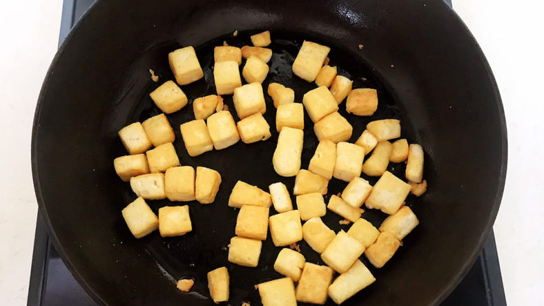 豆腐炒鸡蛋,把豆腐煎至焦黄