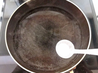 豆腐炒鸡蛋,锅里加入冷水烧开后加入精盐