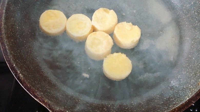 铁板日本豆腐,用平底锅小火煎至金黄
